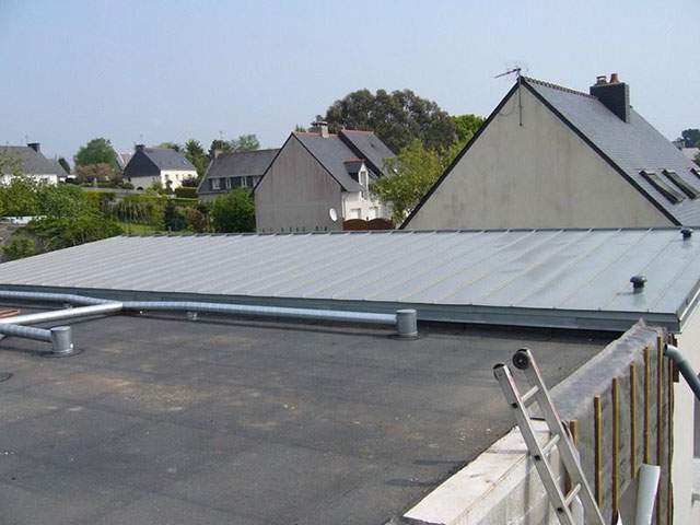 Assurez l’étanchéité de votre toit avec l’entreprise QUEMERE, implantée à Saint-Evarzec, à proximité de Quimper, dans le Finistère (29).